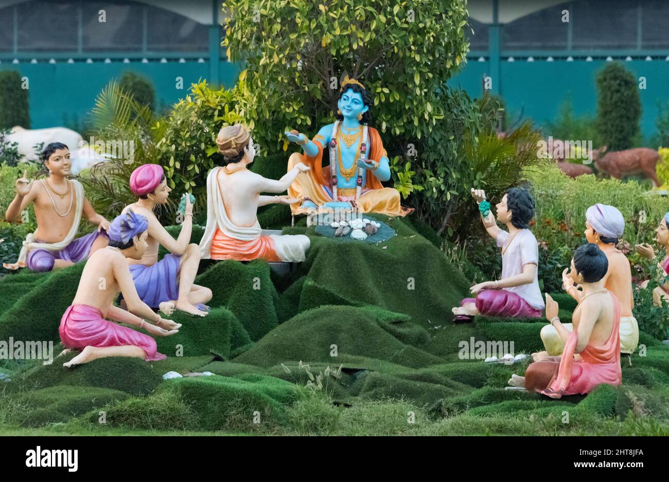 Figure di Krishna e dei suoi seguaci a Prem Mandir, Vrindavan, distretto di Mathura, Uttar Pradesh, India Foto Stock