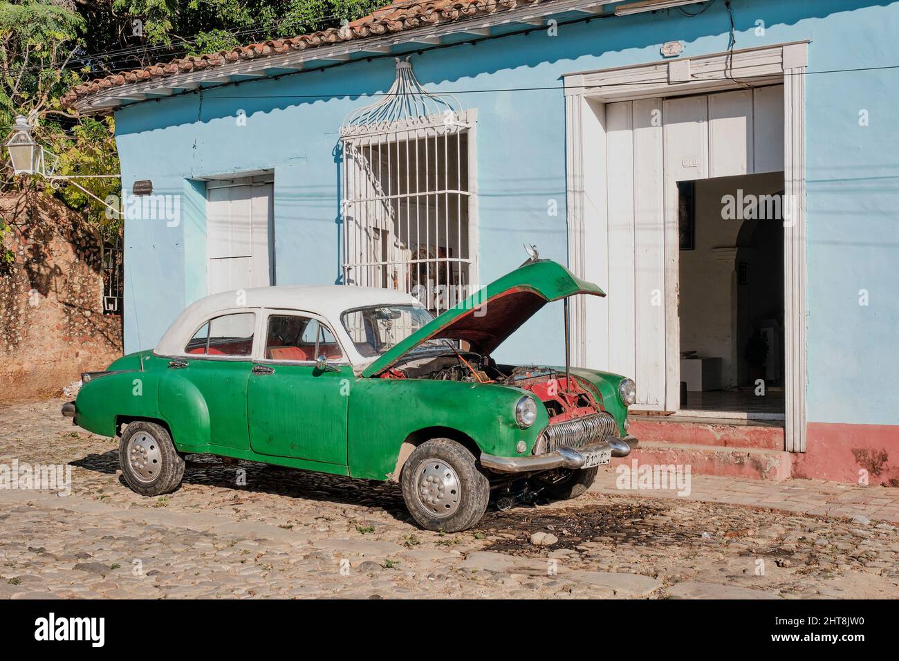 Vintage retro auto verde sullo sfondo di casa a Trinidad, Cuba Foto Stock