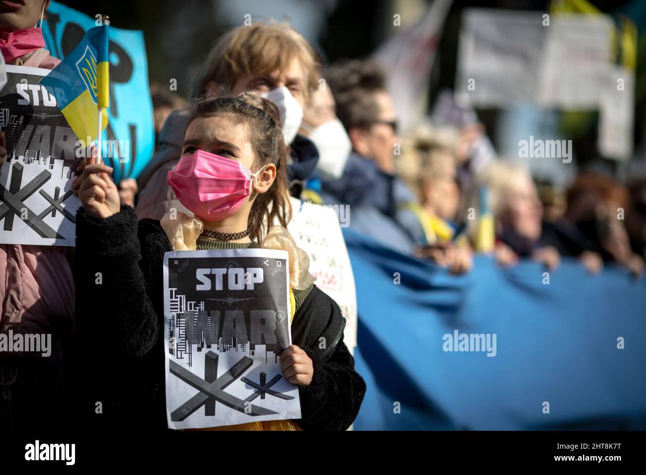 Roma, Italia. 27th Feb 2022. Oggi migliaia di persone si sono radunate in Piazza della Repubblica e hanno marciato verso i fori Imperiali nel centro di Roma per manifestare sostegno e solidarietà al popolo ucraino e per chiedere la pace immediata in Ucraina. La guerra contro l'Ucraina - e la conseguente invasione russa - è stata dichiarata all'inizio della mattinata del 24th febbraio 2022 dal Presidente della Federazione russa, Vladimir Putin. Credit: LSF Photo/Alamy Live News Foto Stock