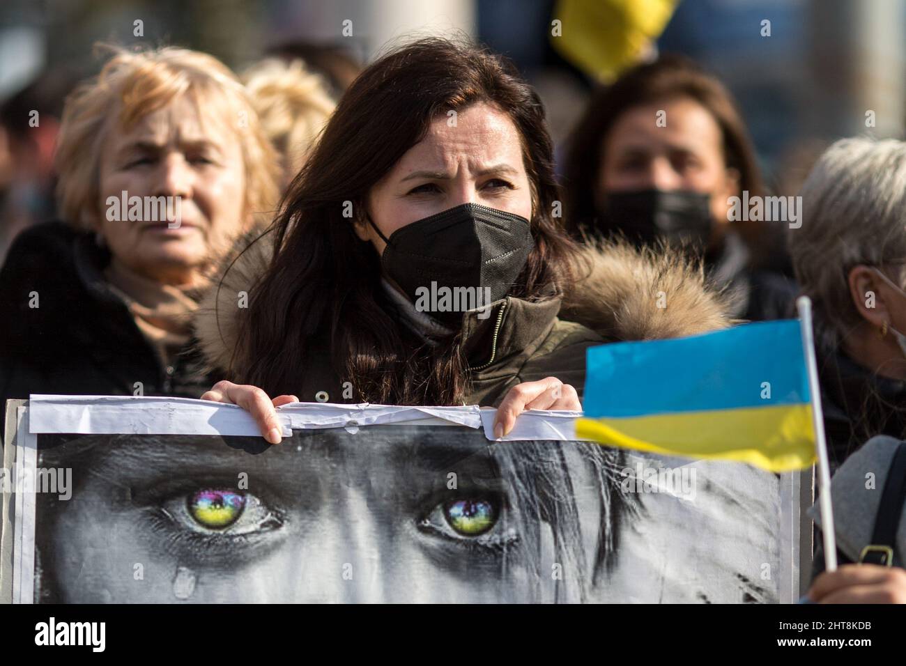 Roma, Italia. 27th Feb 2022. Oggi migliaia di persone si sono radunate in Piazza della Repubblica e hanno marciato verso i fori Imperiali nel centro di Roma per manifestare sostegno e solidarietà al popolo ucraino e per chiedere la pace immediata in Ucraina. La guerra contro l'Ucraina - e la conseguente invasione russa - è stata dichiarata all'inizio della mattinata del 24th febbraio 2022 dal Presidente della Federazione russa, Vladimir Putin. Credit: LSF Photo/Alamy Live News Foto Stock