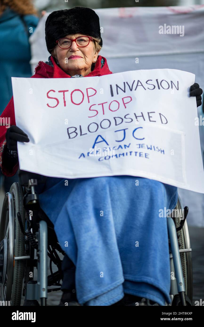 Roma, Italia. 27th Feb 2022. Oggi migliaia di persone si sono radunate in Piazza della Repubblica e hanno marciato verso i fori Imperiali nel centro di Roma per manifestare sostegno e solidarietà al popolo ucraino e per chiedere la pace immediata in Ucraina. La guerra contro l'Ucraina - e la conseguente invasione russa - è stata dichiarata all'inizio della mattinata del 24th febbraio 2022 dal Presidente della Federazione russa, Vladimir Putin. Credit: LSF Photo/Alamy Live News Foto Stock