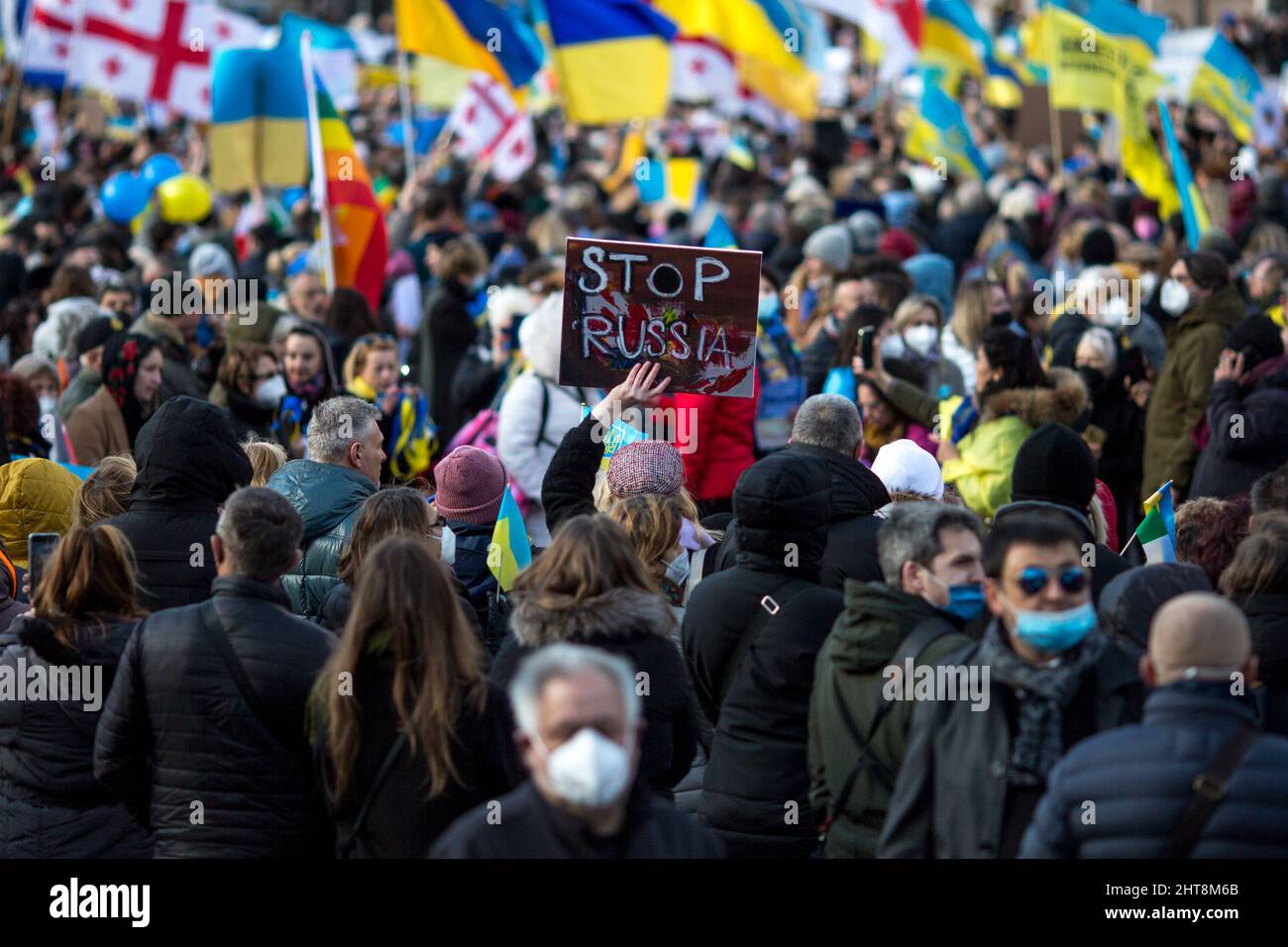 Roma, Italia. 27th Feb 2022. Oggi migliaia di persone si sono radunate in Piazza della Repubblica e hanno marciato verso i fori Imperiali nel centro di Roma per manifestare sostegno e solidarietà al popolo ucraino e per chiedere la pace immediata in Ucraina. La guerra contro l'Ucraina - e la conseguente invasione russa - è stata dichiarata all'inizio della mattinata del 24th febbraio 2022 dal Presidente della Federazione russa, Vladimir Putin. Credit: LSF Photo/Alamy Live News Foto Stock