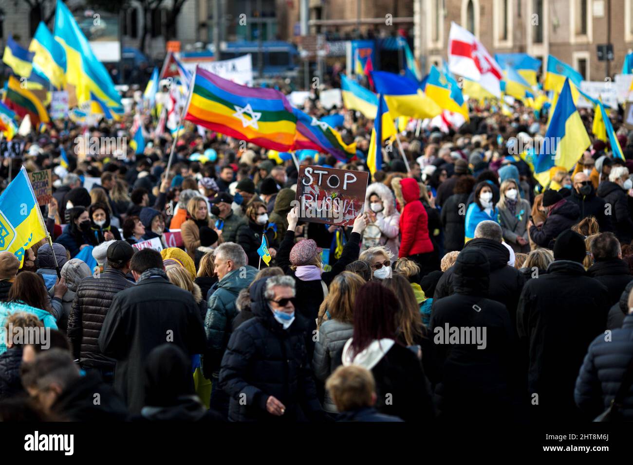 Roma, Italia. 27th Feb 2022. Oggi migliaia di persone si sono radunate in Piazza della Repubblica e hanno marciato verso i fori Imperiali nel centro di Roma per manifestare sostegno e solidarietà al popolo ucraino e per chiedere la pace immediata in Ucraina. La guerra contro l'Ucraina - e la conseguente invasione russa - è stata dichiarata all'inizio della mattinata del 24th febbraio 2022 dal Presidente della Federazione russa, Vladimir Putin. Credit: LSF Photo/Alamy Live News Foto Stock