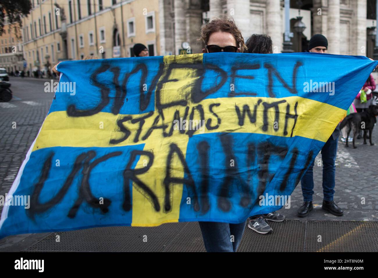 Roma, Italia. 27th Feb 2022. Oggi migliaia di persone si sono radunate in Piazza della Repubblica e hanno marciato verso i fori Imperiali nel centro di Roma per manifestare sostegno e solidarietà al popolo ucraino e per chiedere la pace immediata in Ucraina. La guerra contro l'Ucraina - e la conseguente invasione russa - è stata dichiarata all'inizio della mattinata del 24th febbraio 2022 dal Presidente della Federazione russa, Vladimir Putin. Credit: LSF Photo/Alamy Live News Foto Stock