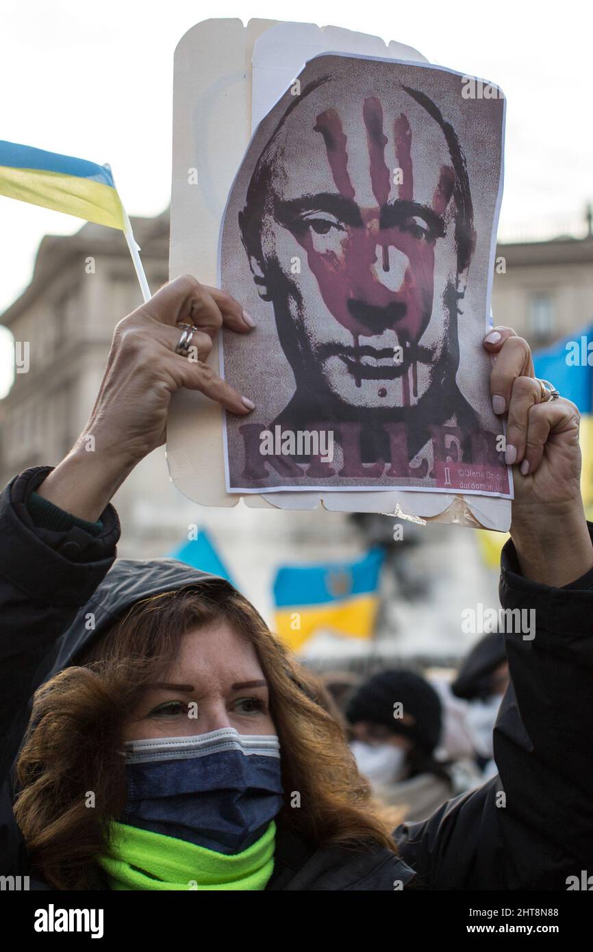 Roma, Italia. 27th Feb 2022. Oggi migliaia di persone si sono radunate in Piazza della Repubblica e hanno marciato verso i fori Imperiali nel centro di Roma per manifestare sostegno e solidarietà al popolo ucraino e per chiedere la pace immediata in Ucraina. La guerra contro l'Ucraina - e la conseguente invasione russa - è stata dichiarata all'inizio della mattinata del 24th febbraio 2022 dal Presidente della Federazione russa, Vladimir Putin. Credit: LSF Photo/Alamy Live News Foto Stock