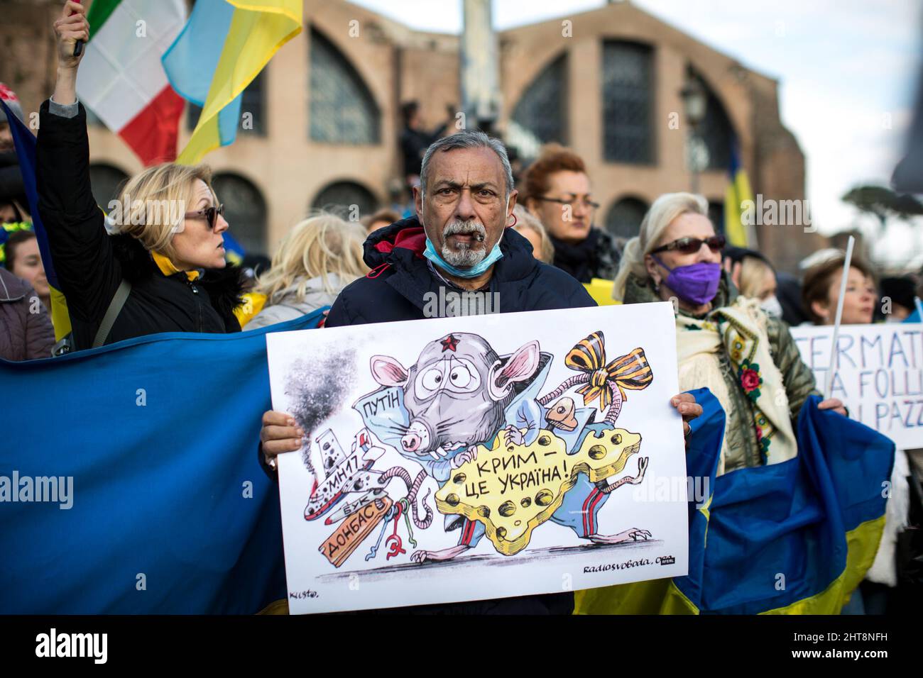 Roma, Italia. 27th Feb 2022. Oggi migliaia di persone si sono radunate in Piazza della Repubblica e hanno marciato verso i fori Imperiali nel centro di Roma per manifestare sostegno e solidarietà al popolo ucraino e per chiedere la pace immediata in Ucraina. La guerra contro l'Ucraina - e la conseguente invasione russa - è stata dichiarata all'inizio della mattinata del 24th febbraio 2022 dal Presidente della Federazione russa, Vladimir Putin. Credit: LSF Photo/Alamy Live News Foto Stock
