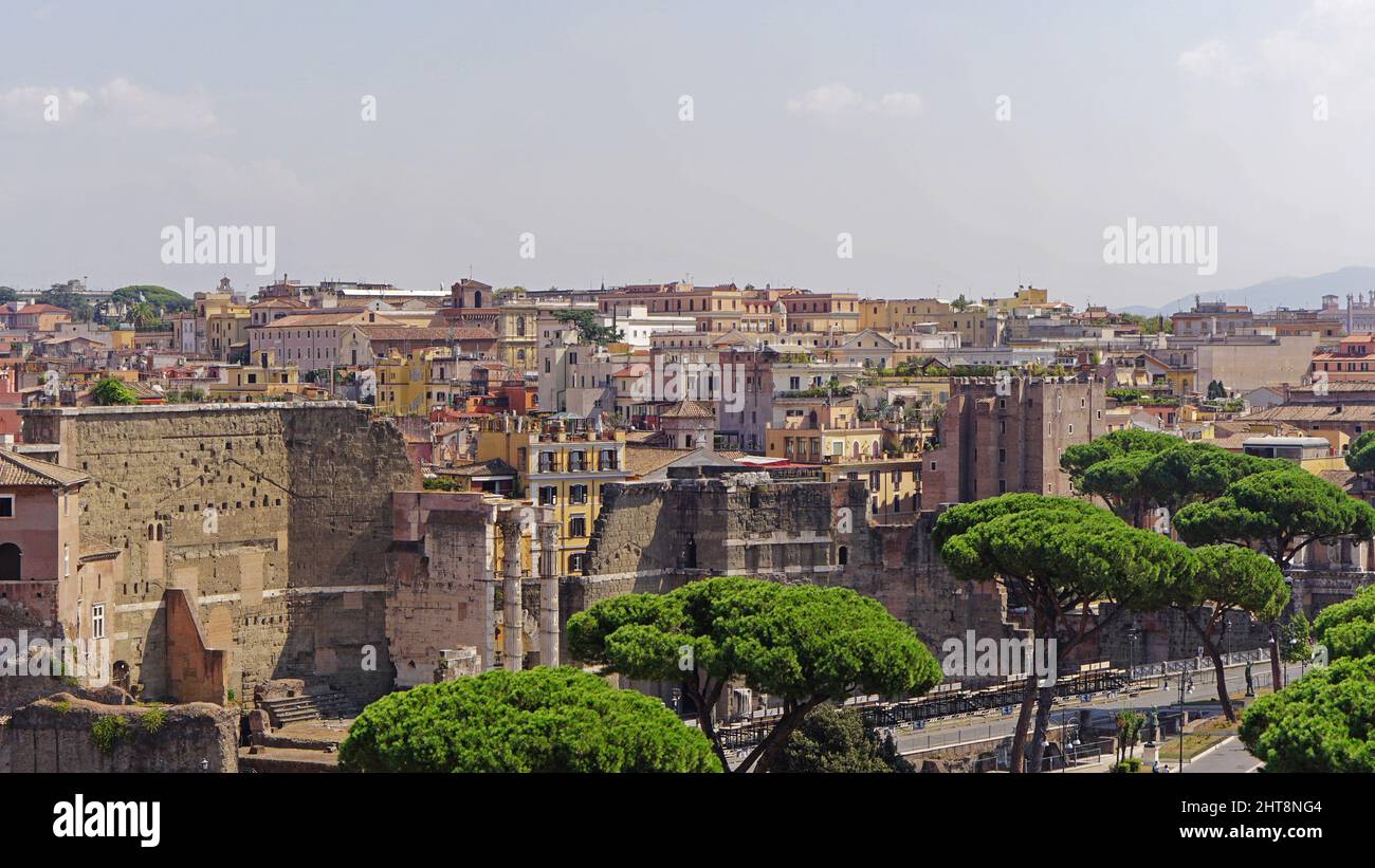 Città vecchia Roma Italia skyline giorno d'estate Foto Stock