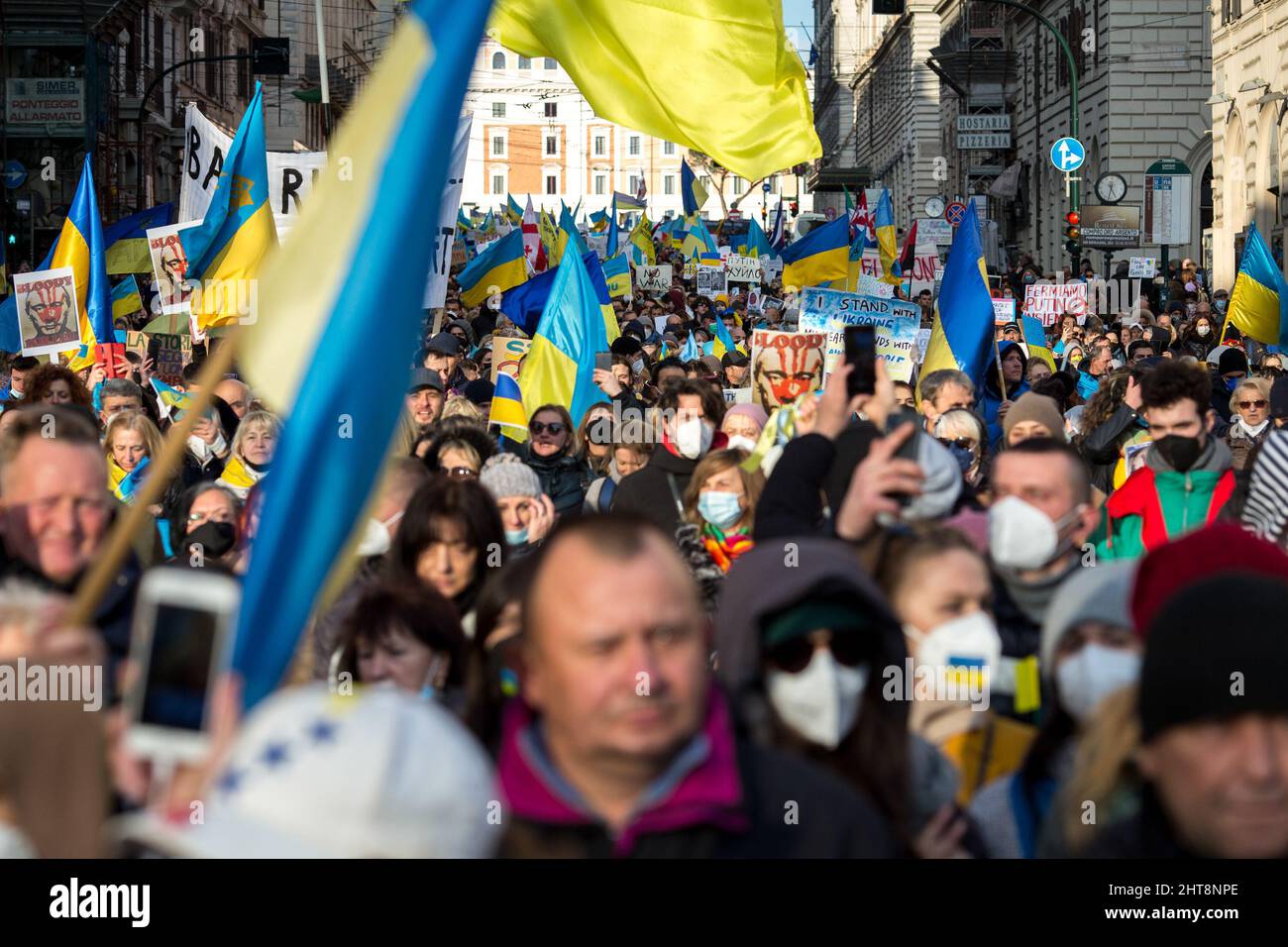Roma, Italia. 27th Feb 2022. Oggi migliaia di persone si sono radunate in Piazza della Repubblica e hanno marciato verso i fori Imperiali nel centro di Roma per manifestare sostegno e solidarietà al popolo ucraino e per chiedere la pace immediata in Ucraina. La guerra contro l'Ucraina - e la conseguente invasione russa - è stata dichiarata all'inizio della mattinata del 24th febbraio 2022 dal Presidente della Federazione russa, Vladimir Putin. Credit: LSF Photo/Alamy Live News Foto Stock
