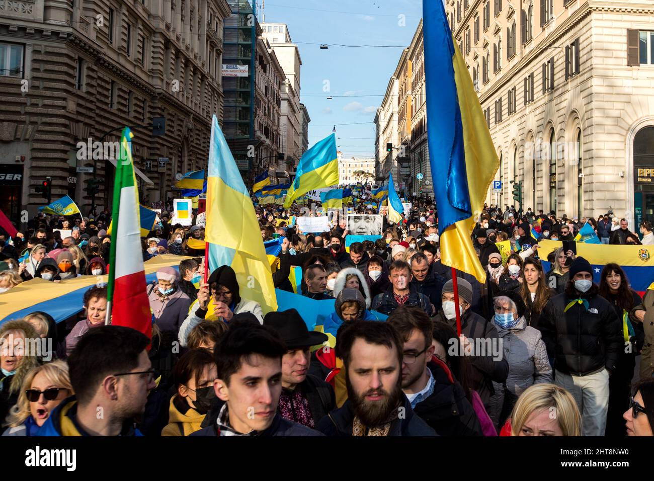 Roma, Italia. 27th Feb 2022. Oggi migliaia di persone si sono radunate in Piazza della Repubblica e hanno marciato verso i fori Imperiali nel centro di Roma per manifestare sostegno e solidarietà al popolo ucraino e per chiedere la pace immediata in Ucraina. La guerra contro l'Ucraina - e la conseguente invasione russa - è stata dichiarata all'inizio della mattinata del 24th febbraio 2022 dal Presidente della Federazione russa, Vladimir Putin. Credit: LSF Photo/Alamy Live News Foto Stock