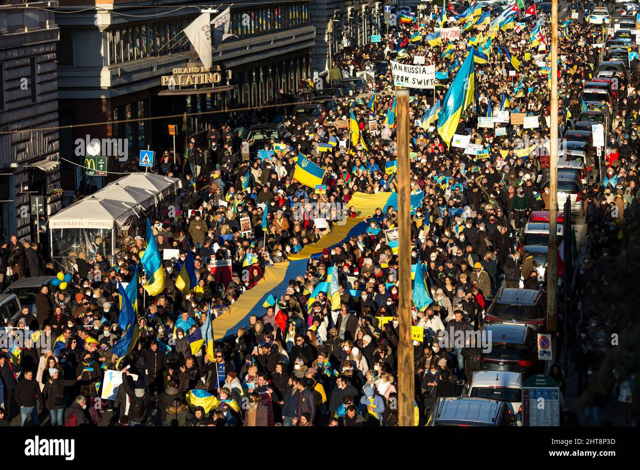 Roma, Italia. 27th Feb 2022. Oggi migliaia di persone si sono radunate in Piazza della Repubblica e hanno marciato verso i fori Imperiali nel centro di Roma per manifestare sostegno e solidarietà al popolo ucraino e per chiedere la pace immediata in Ucraina. La guerra contro l'Ucraina - e la conseguente invasione russa - è stata dichiarata all'inizio della mattinata del 24th febbraio 2022 dal Presidente della Federazione russa, Vladimir Putin. Credit: LSF Photo/Alamy Live News Foto Stock