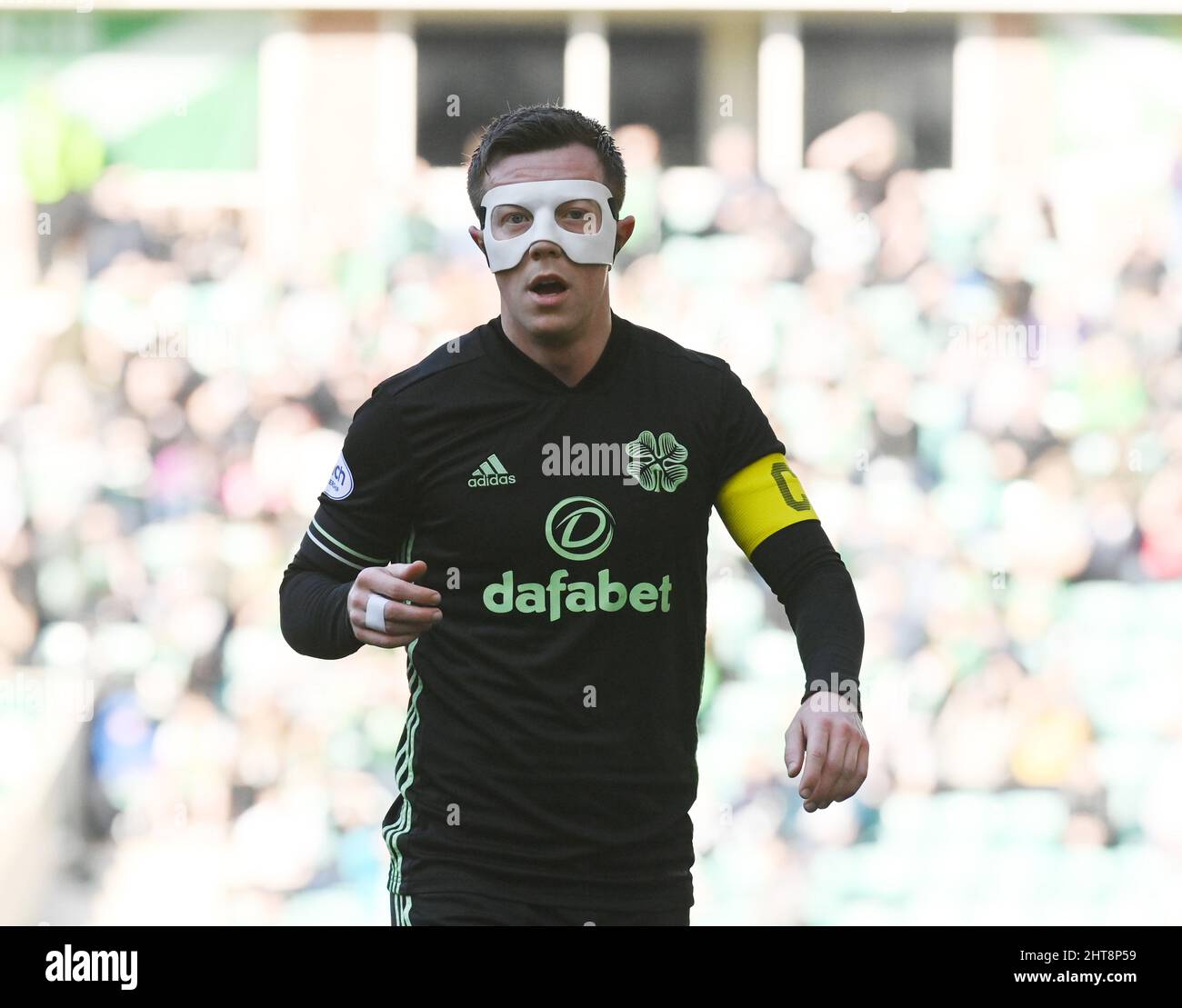 Easter Road Stadium, Edinburgh.Scotland UK.27th Feb 22 Hibernian vs Celtic Cinch Premiership Match. Callum McGregor (#42) Capitano del Celtic FC indossa una maschera facciale. Credit: eric mccowat/Alamy Live News Foto Stock