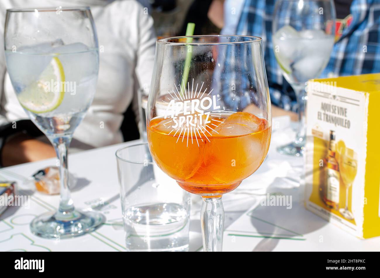 Focalizzazione selettiva su un bicchiere di Aperol Spritz Foto Stock