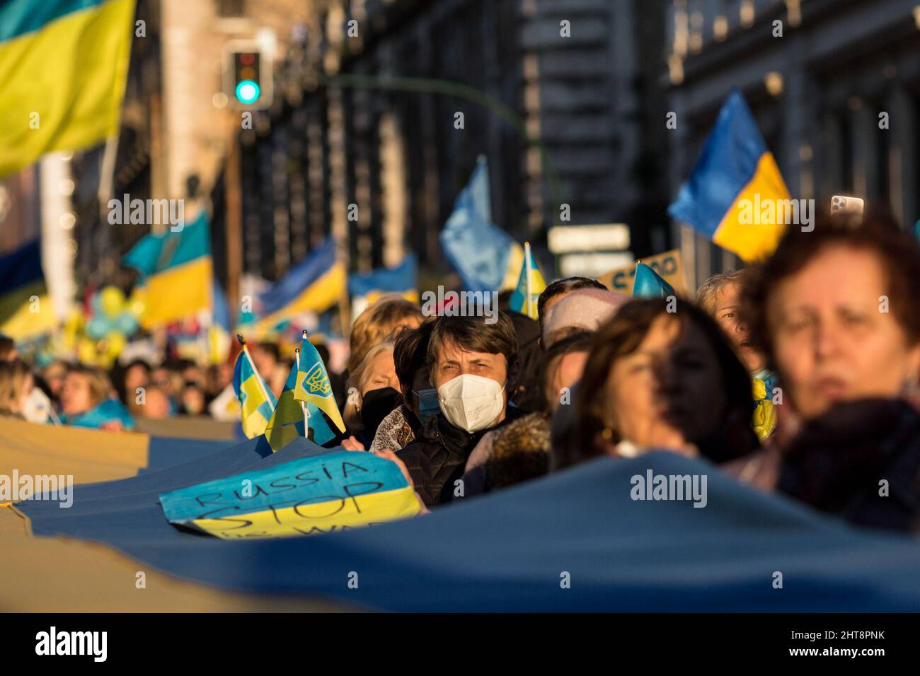 Roma, Italia. 27th Feb 2022. Oggi migliaia di persone si sono radunate in Piazza della Repubblica e hanno marciato verso i fori Imperiali nel centro di Roma per manifestare sostegno e solidarietà al popolo ucraino e per chiedere la pace immediata in Ucraina. La guerra contro l'Ucraina - e la conseguente invasione russa - è stata dichiarata all'inizio della mattinata del 24th febbraio 2022 dal Presidente della Federazione russa, Vladimir Putin. Credit: LSF Photo/Alamy Live News Foto Stock