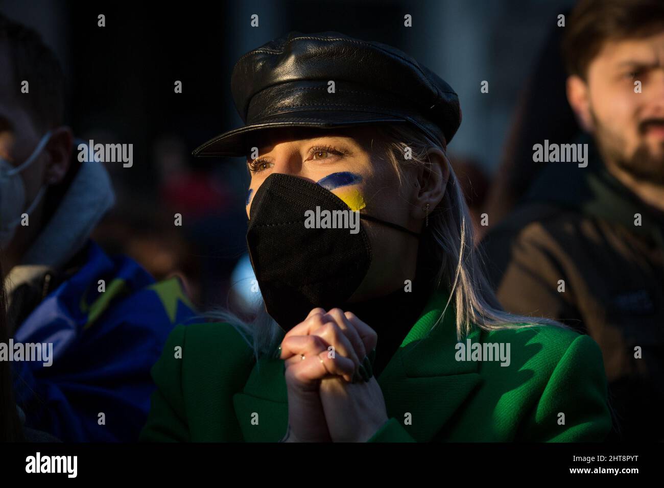 Roma, Italia. 27th Feb 2022. Oggi migliaia di persone si sono radunate in Piazza della Repubblica e hanno marciato verso i fori Imperiali nel centro di Roma per manifestare sostegno e solidarietà al popolo ucraino e per chiedere la pace immediata in Ucraina. La guerra contro l'Ucraina - e la conseguente invasione russa - è stata dichiarata all'inizio della mattinata del 24th febbraio 2022 dal Presidente della Federazione russa, Vladimir Putin. Credit: LSF Photo/Alamy Live News Foto Stock