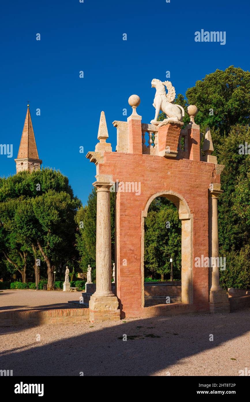 Parco pubblico 'Giardini del Frontone' di Perugia con il campanile di San Pietro sullo sfondo Foto Stock