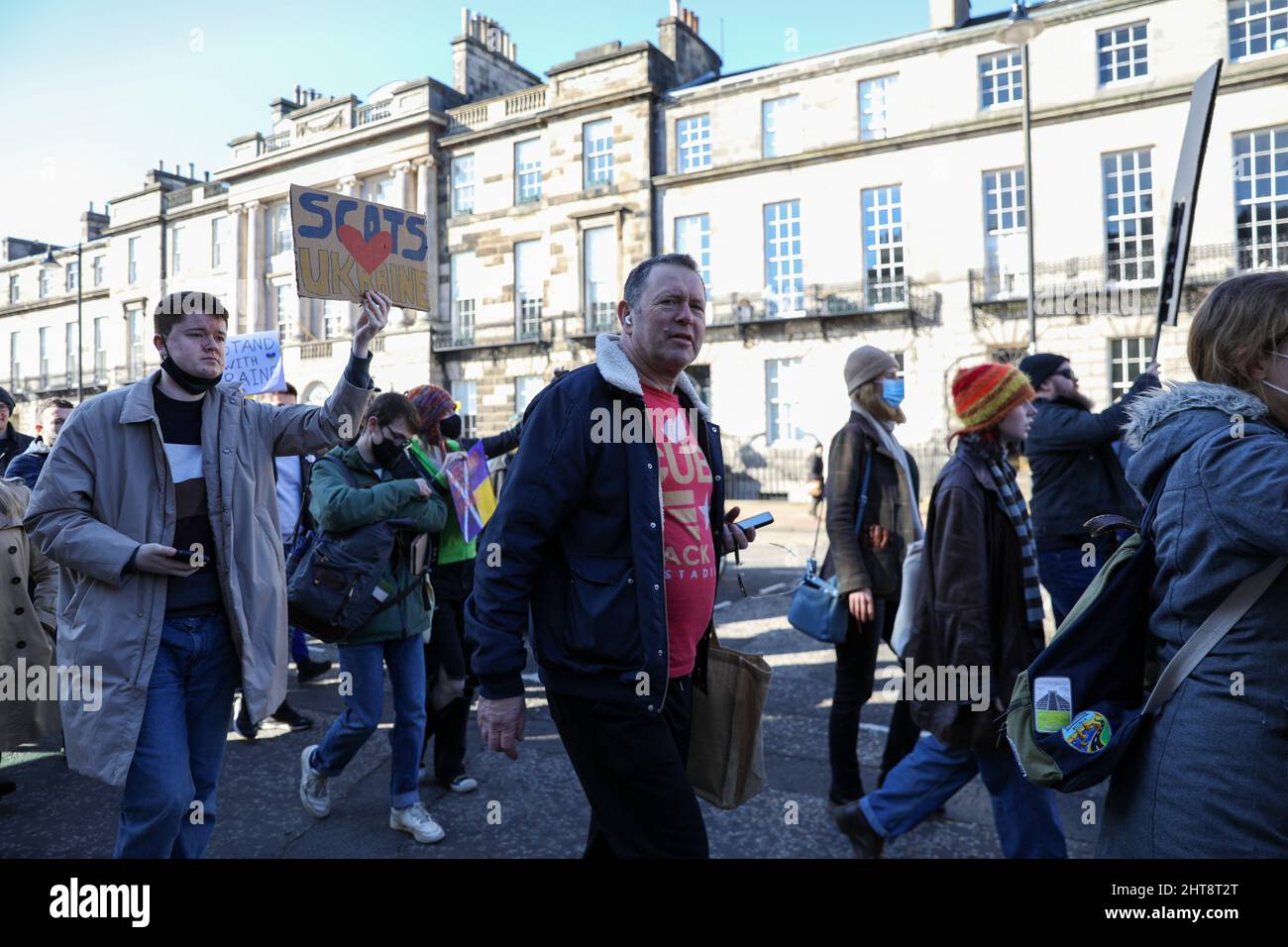 Centinaia di manifestanti di Stand with Ukraine si sono riuniti fuori dal Consolato Generale della Russia a Edimburgo per chiedere a Putin di fermare la guerra. I manifestanti hanno poi marciato dal consolato attraverso il centro di Edimburgo fino al Parlamento scozzese, portando il traffico a un punto di arresto vicino Credit: David Coulson/Alamy Live News Foto Stock