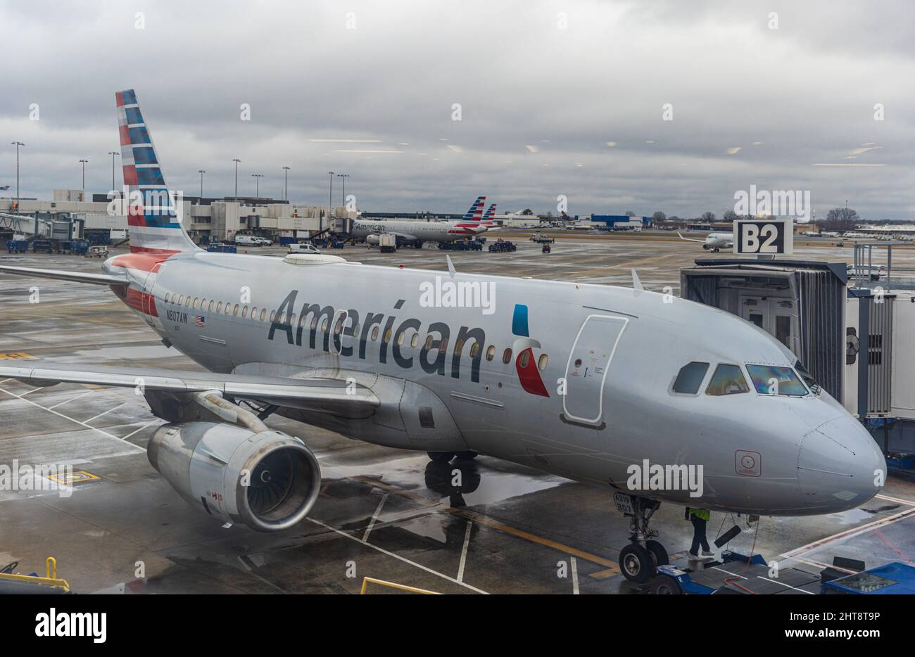 Charlotte, North Carolina/USA - Febbraio 8 2022: American Airlines è attraccata all'aeroporto internazionale Charlotte Douglas. Foto Stock