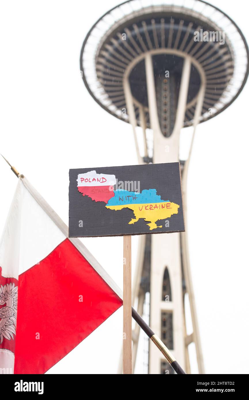 Protesta a Seattle, WA, USA per sostenere l'Ucraina da parte del popolo polacco, mentre gli ucraini lottano per la loro libertà durante la guerra del 2022 con la Russia. Foto Stock