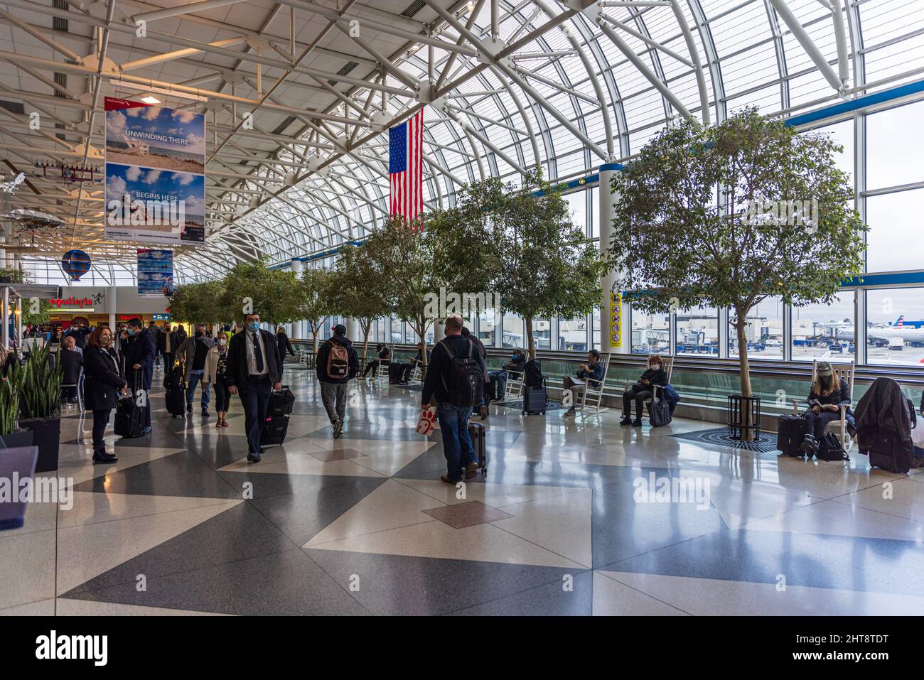 Charlotte, North Carolina/USA - Febbraio 8 2022: La luce fluisce attraverso la facciata di vetro del viale alberato e trafficato atrio centrale a Charlotte Foto Stock