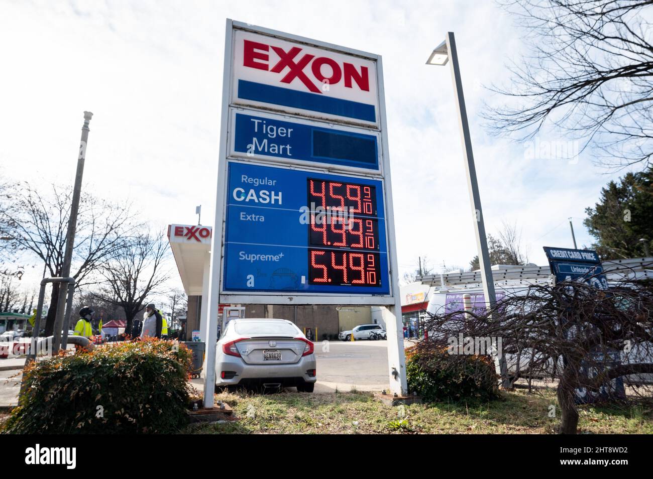 Washington, Stati Uniti. 27th Feb 2022. 27 febbraio 2022 - Washington, DC, Stati Uniti: I prezzi elevati del gas alla stazione di benzina di Exxon Mobil all'angolo di Nebraska Avenue NW e Connecticut Avenue NW nell'area di Chevy Chase. (Foto di Michael Brochstein/Sipa USA) Credit: Sipa USA/Alamy Live News Foto Stock