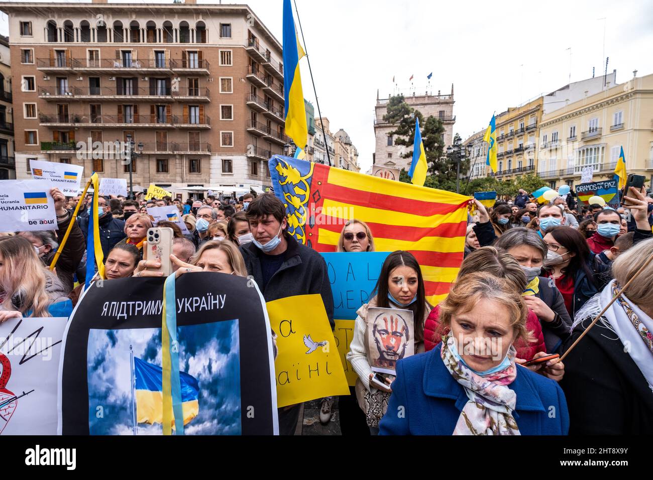 Valencia, Spagna; 27th Feb 2022: I manifestanti protestano contro la guerra durante una manifestazione contro l'invasione russa dell'Ucraina. Credit: Media+Media/Alamy Live News Foto Stock
