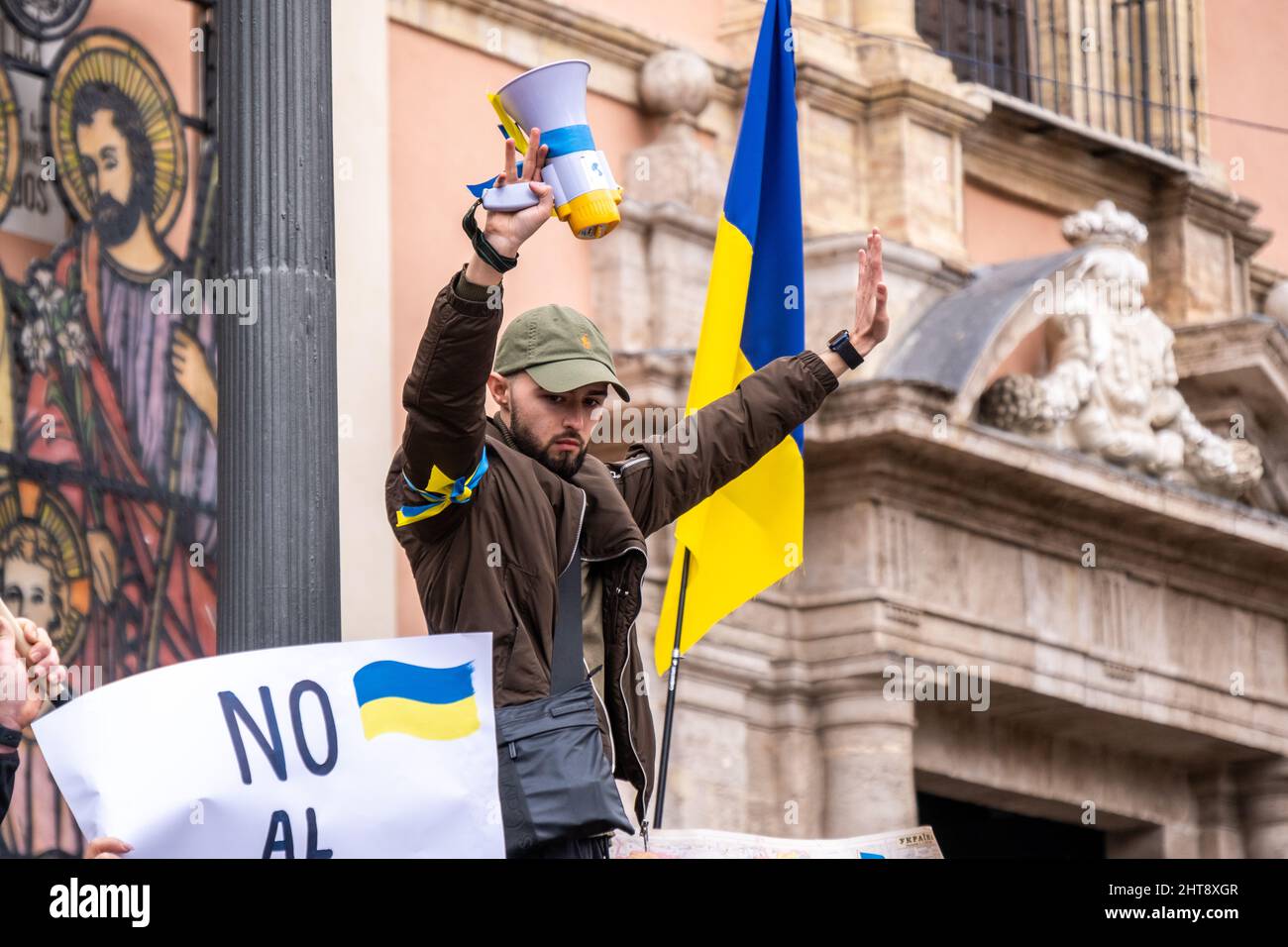 Valencia, Spagna; 27th Feb 2022: Un oratore chiede calma durante una manifestazione contro l'invasione russa dell'Ucraina. Credit: Media+Media/Alamy Live News Foto Stock