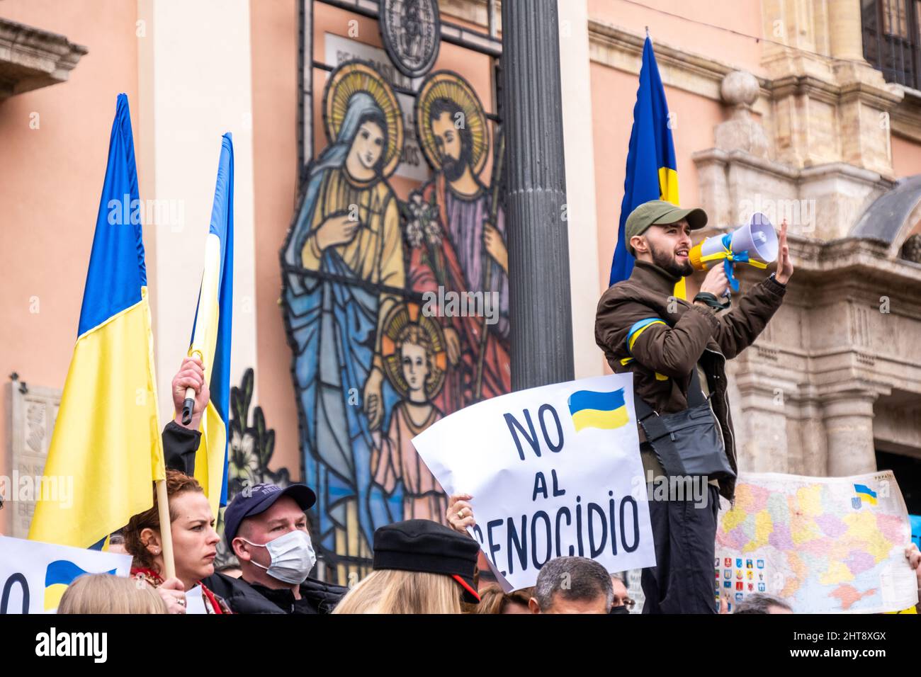 Valencia, Spagna; 27th Feb 2022: I manifestanti protestano contro la guerra durante una manifestazione contro l'invasione russa dell'Ucraina. Credit: Media+Media/Alamy Live News Foto Stock