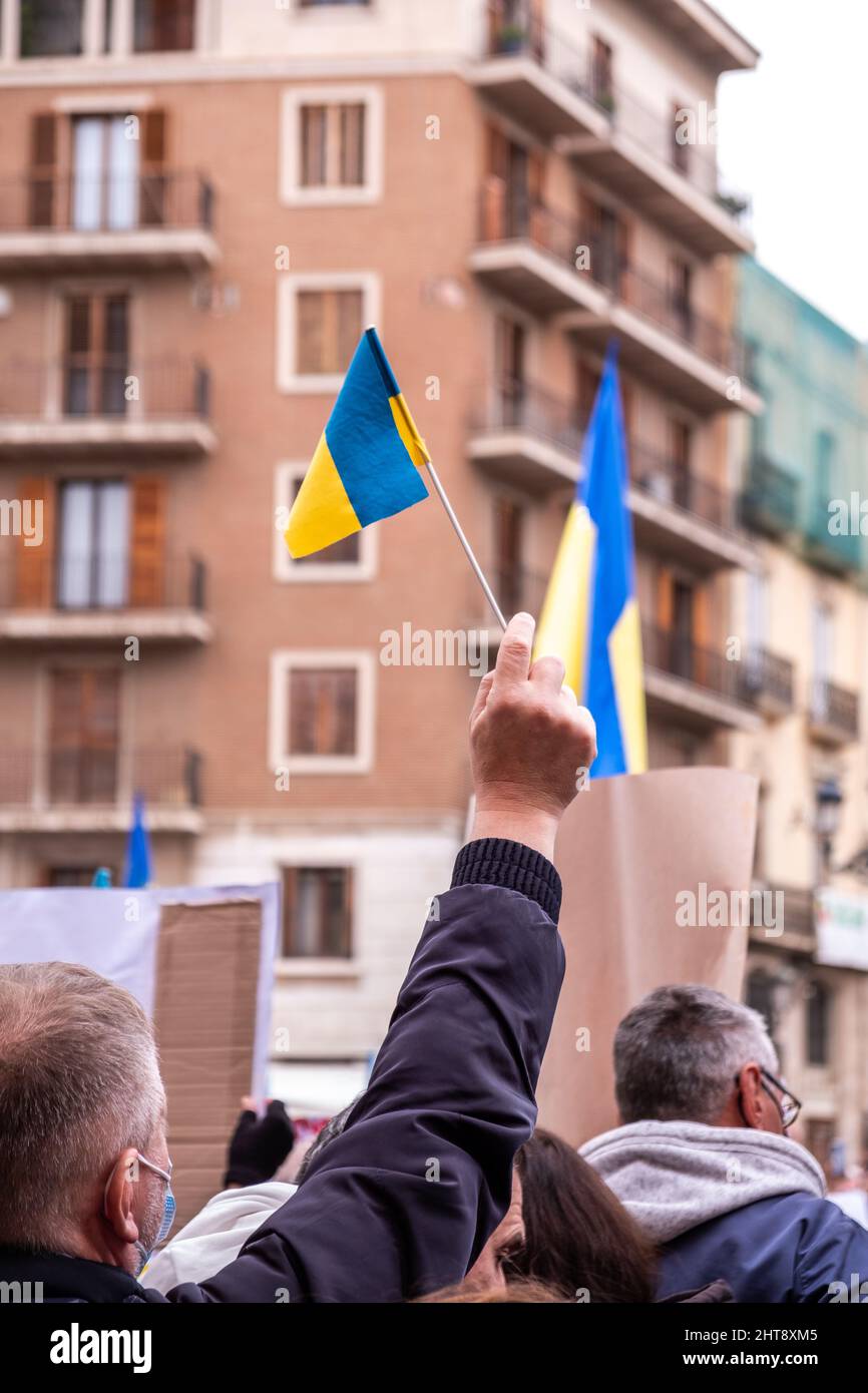 Valencia, Spagna; 27th Feb 2022: Un manifestante detiene una piccola bandiera Ucraina durante una dimostrazione contro l'invasione russa dell'Ucraina. Credit: Media+Media/Alamy Live News Foto Stock
