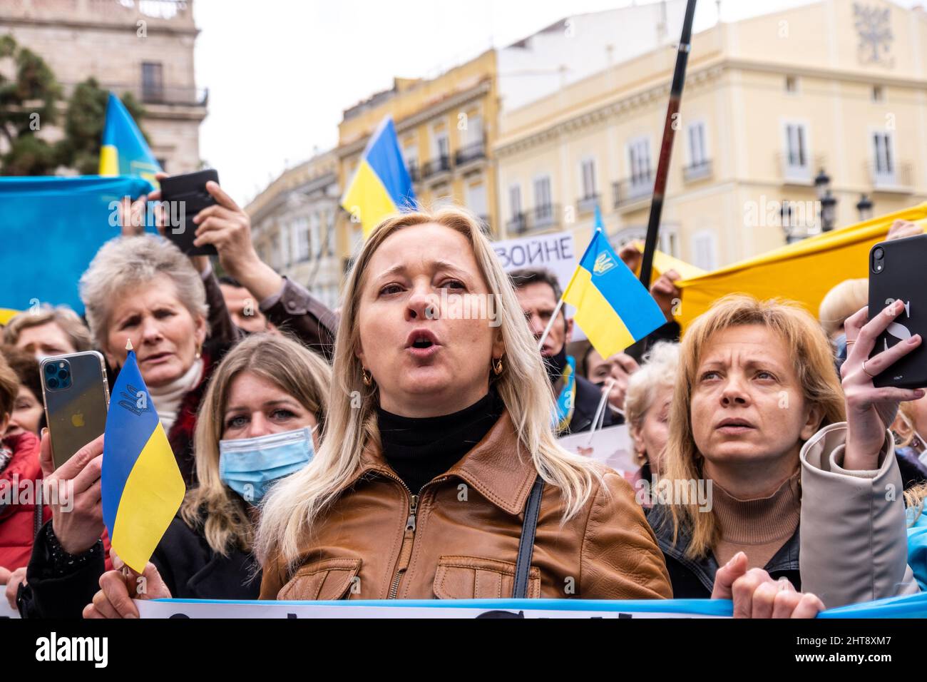 Valencia, Spagna; 27th Feb 2022: I manifestanti protestano contro la guerra durante una manifestazione contro l'invasione russa dell'Ucraina. Credit: Media+Media/Alamy Live News Foto Stock