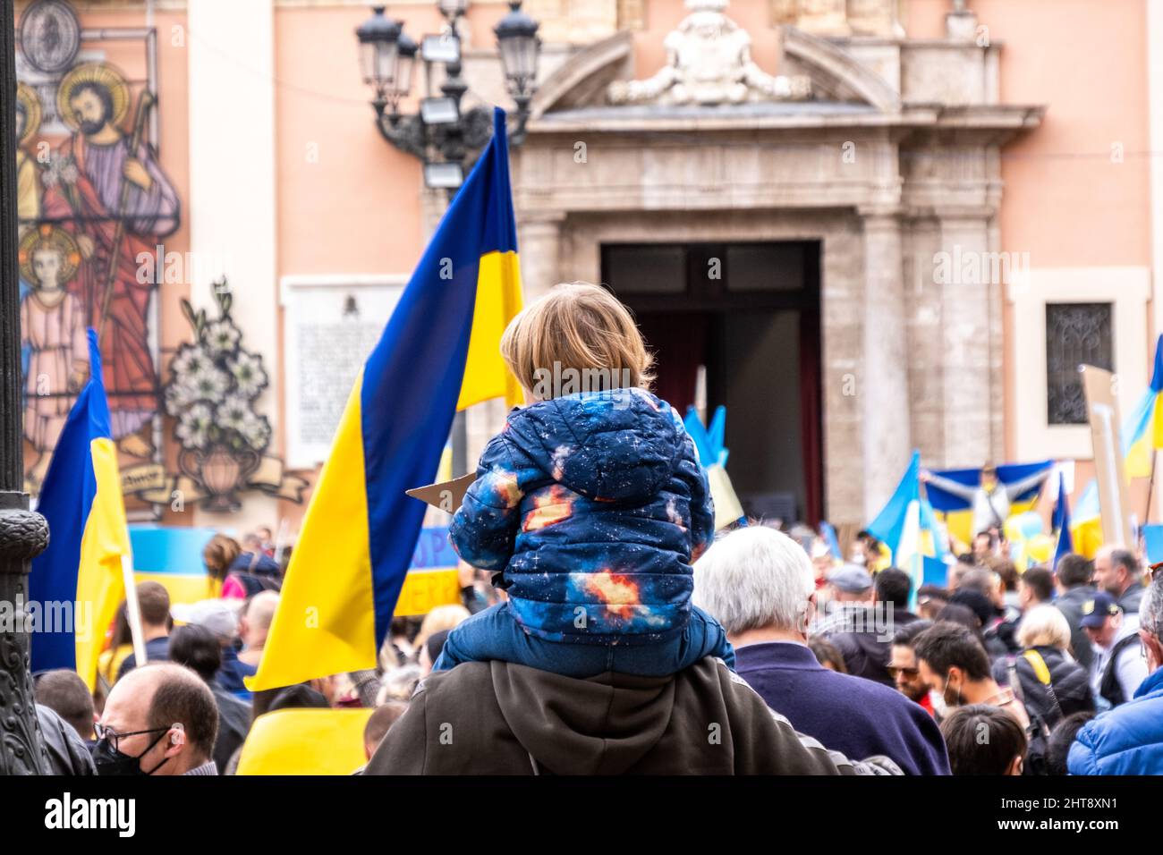 Valencia, Spagna; 27th Feb 2022: I manifestanti protestano contro la guerra durante una manifestazione contro l'invasione russa dell'Ucraina. Erano presenti anche alcuni bambini. Credit: Media+Media/Alamy Live News Foto Stock