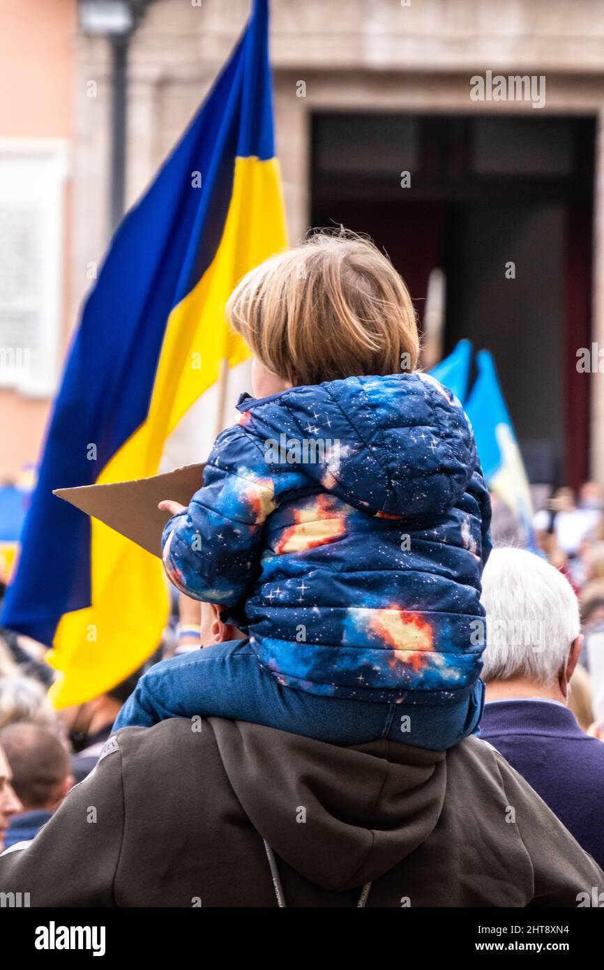 Valencia, Spagna; 27th Feb 2022: I manifestanti protestano contro la guerra durante una manifestazione contro l'invasione russa dell'Ucraina. Erano presenti anche alcuni bambini. Credit: Media+Media/Alamy Live News Foto Stock