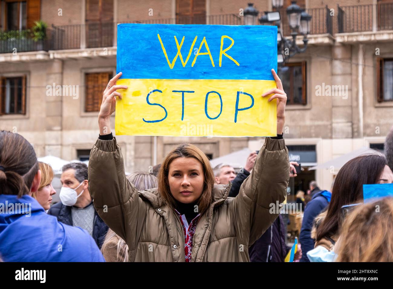 Valencia, Spagna; 27th Feb 2022: Un manifestante mostra un segno anti-guerra durante una dimostrazione contro l'invasione russa dell'Ucraina. Credit: Media+Media/Alamy Live News Foto Stock