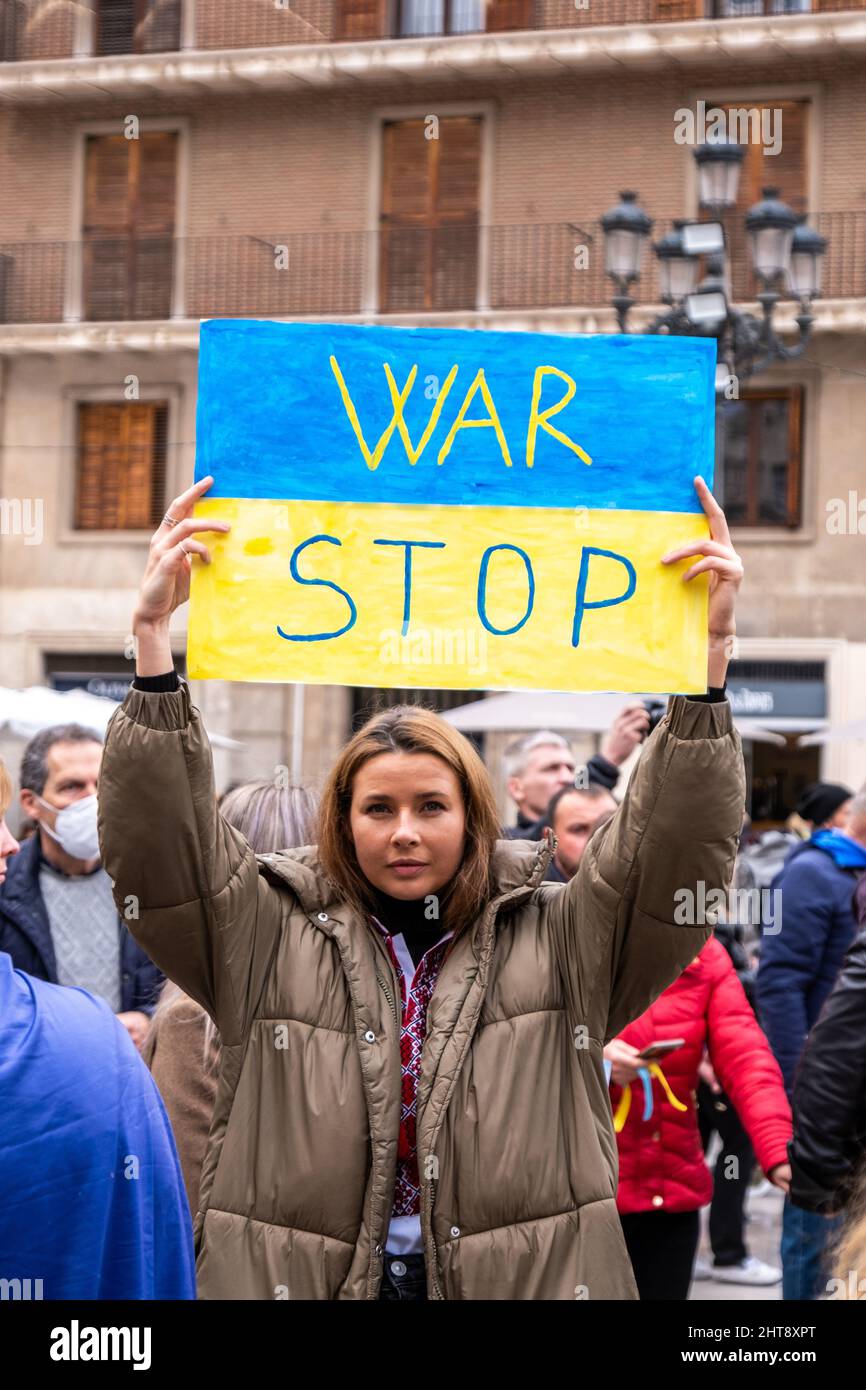 Valencia, Spagna; 27th Feb 2022: Un manifestante mostra un segno anti-guerra durante una dimostrazione contro l'invasione russa dell'Ucraina. Credit: Media+Media/Alamy Live News Foto Stock