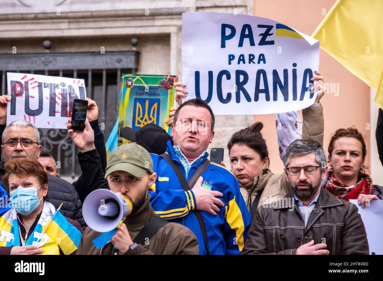 Valencia, Spagna; 27th Feb 2022: I manifestanti protestano contro la guerra durante una manifestazione contro l'invasione russa dell'Ucraina. Credit: Media+Media/Alamy Live News Foto Stock