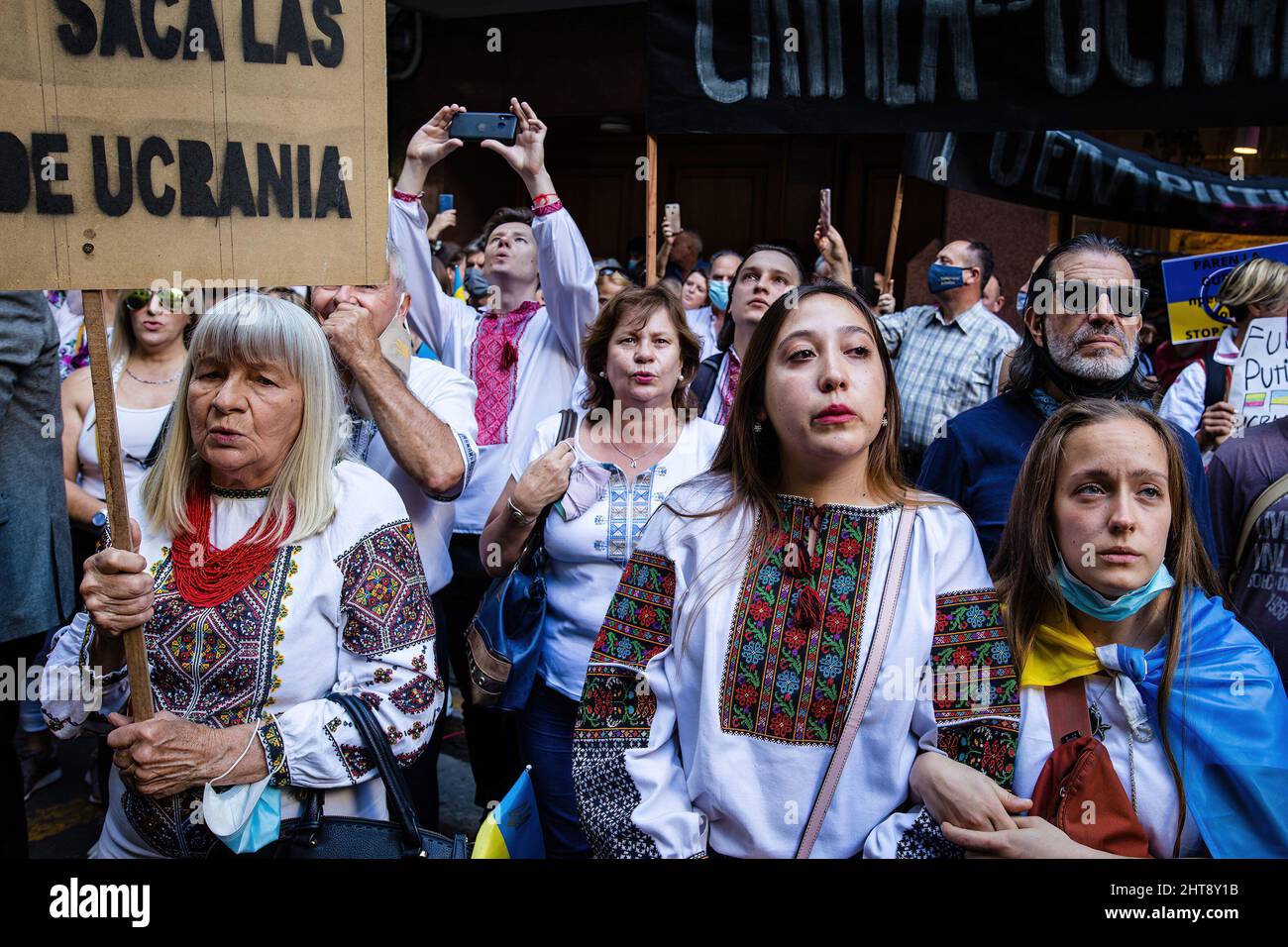 Buenos Aires, Argentina. 25th Feb 2022. I manifestanti cantano l'inno nazionale ucraino davanti all'ambasciata russa in Argentina durante la manifestazione. Sotto gli slogan "Ucraina libera” e "Siamo con l'Ucraina”, la comunità ucraino-argentina ha protestato davanti all'ambasciata russa, nel quartiere centrale di Recoleta, nella città di Buenos Aires, a seguito del conflitto armato attualmente mantenuto dai due paesi. Credit: SOPA Images Limited/Alamy Live News Foto Stock