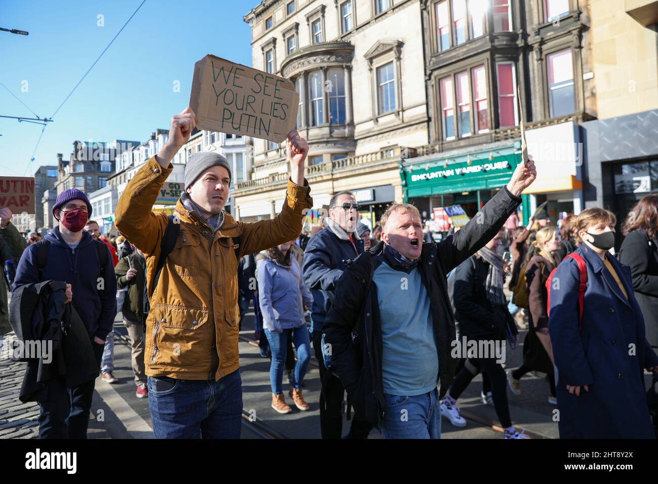 Centinaia di manifestanti di Stand with Ukraine si sono riuniti fuori dal Consolato Generale della Russia a Edimburgo per chiedere a Putin di fermare la guerra. I manifestanti hanno poi marciato dal consolato attraverso il centro di Edimburgo fino al Parlamento scozzese, portando il traffico a un punto di arresto vicino Credit: David Coulson/Alamy Live News Foto Stock