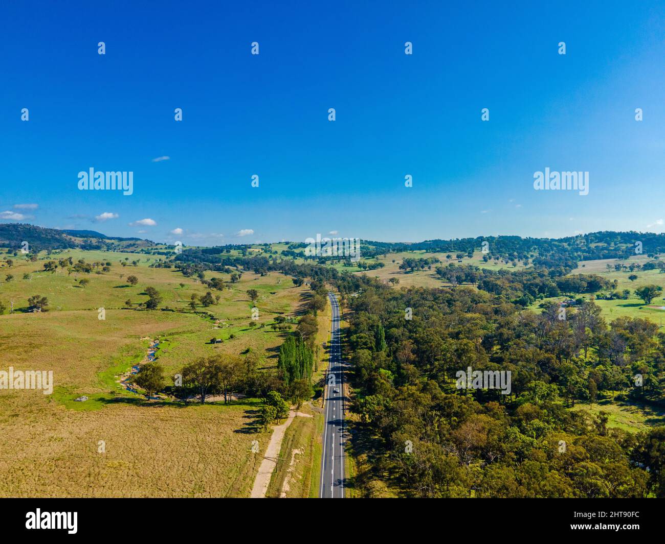 Il Bluff Rock con grandi montagne verdi e cielo blu e un'auto a remi nel mezzo in Australia Foto Stock