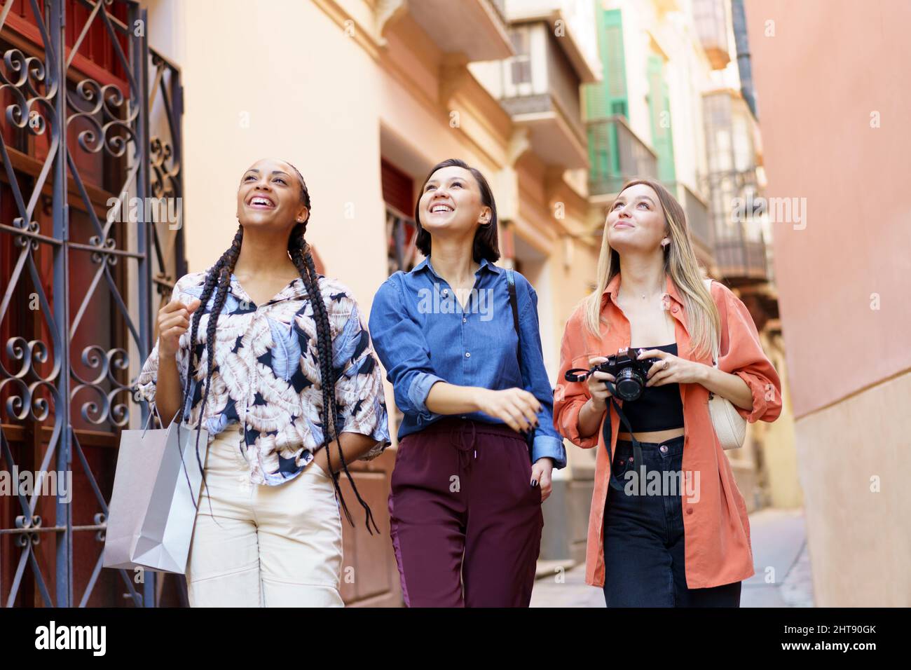 Diverse donne alla moda divertito vicino all'edificio Foto Stock