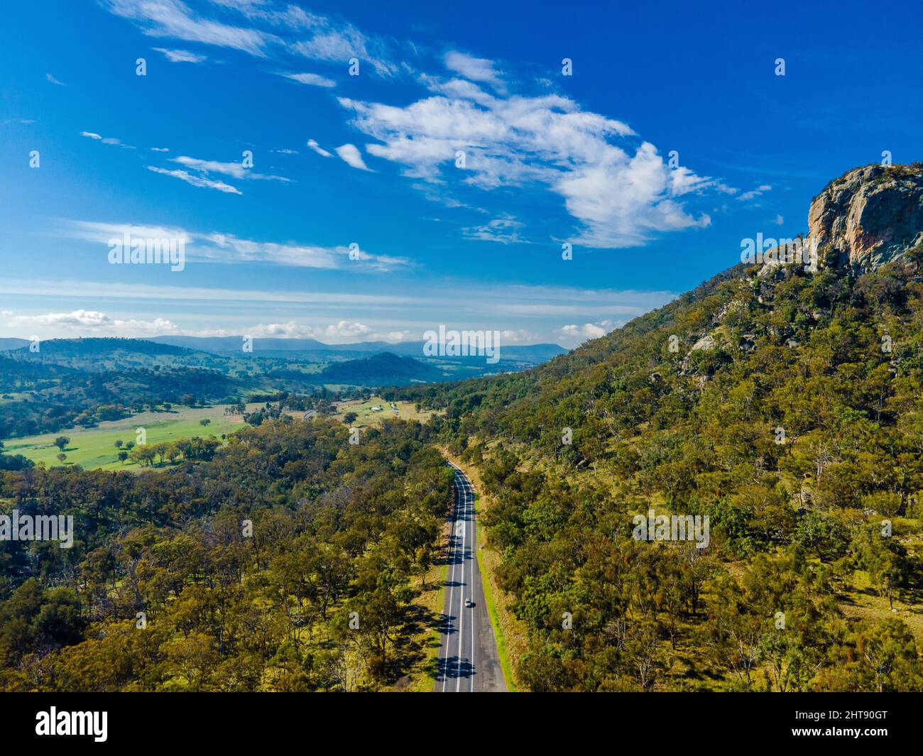 Vista a Bluff Rock con grandi montagne verdi e cielo blu e un'auto a remi nel mezzo in Australia Foto Stock