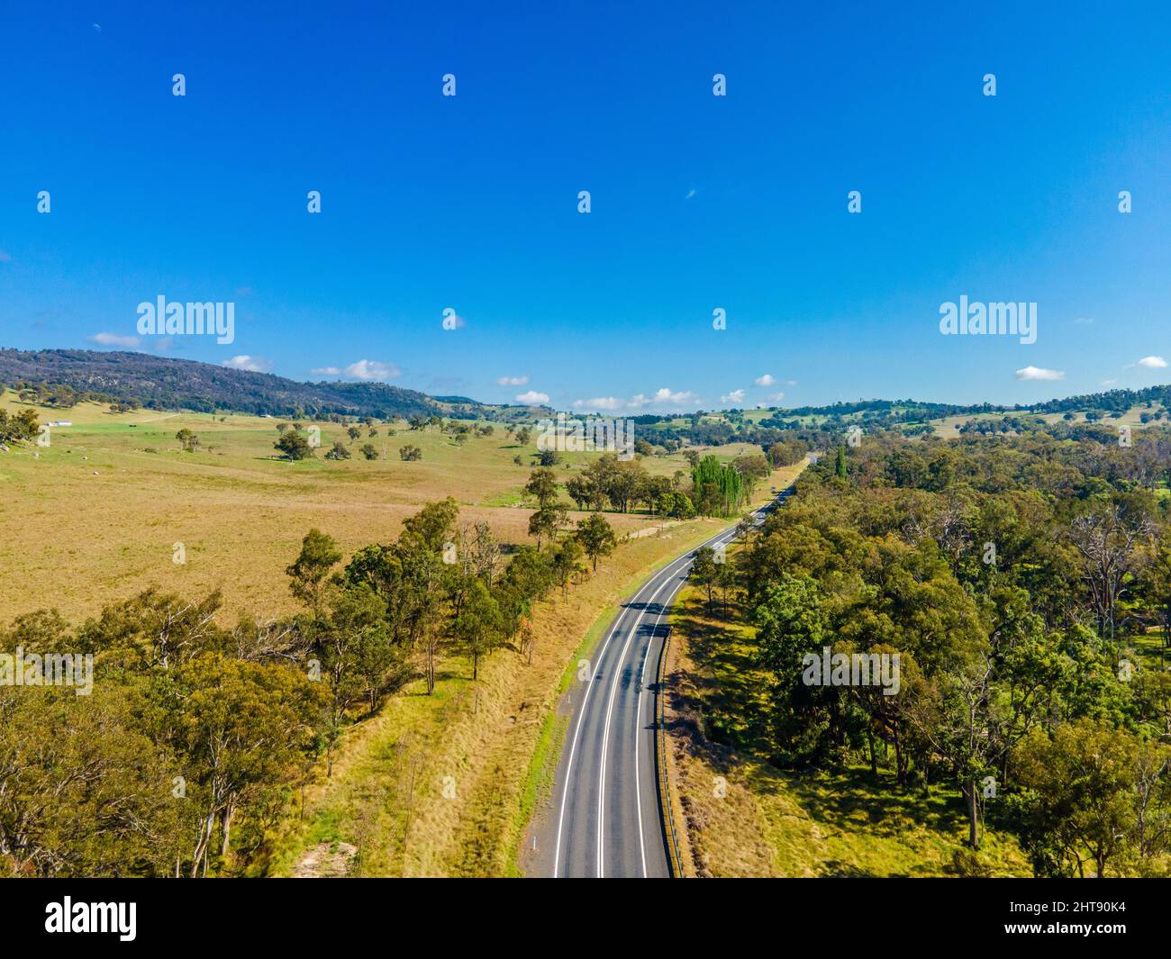 Vista a Bluff Rock con grandi montagne verdi e cielo blu e un'auto a remi nel mezzo in Australia Foto Stock