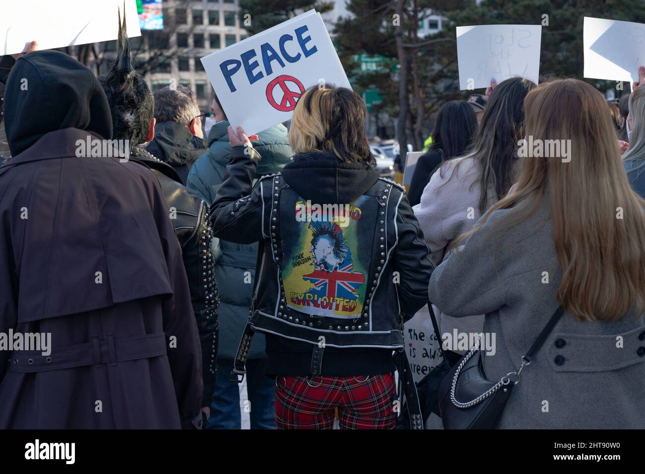 Seul, Corea del Sud. 27th Feb 2022. Un protestante ha una placard che legge "la guerra di arresto" durante un raduno contro l'invasione russa dell'Ucraina a Seoul. Credit: SOPA Images Limited/Alamy Live News Foto Stock