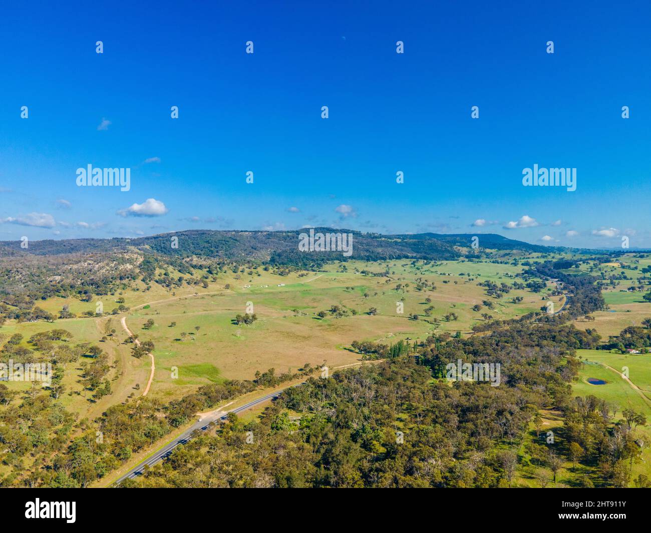 Vista su Bluff Rock con grandi e belle montagne verdi e cielo blu in Australia Foto Stock