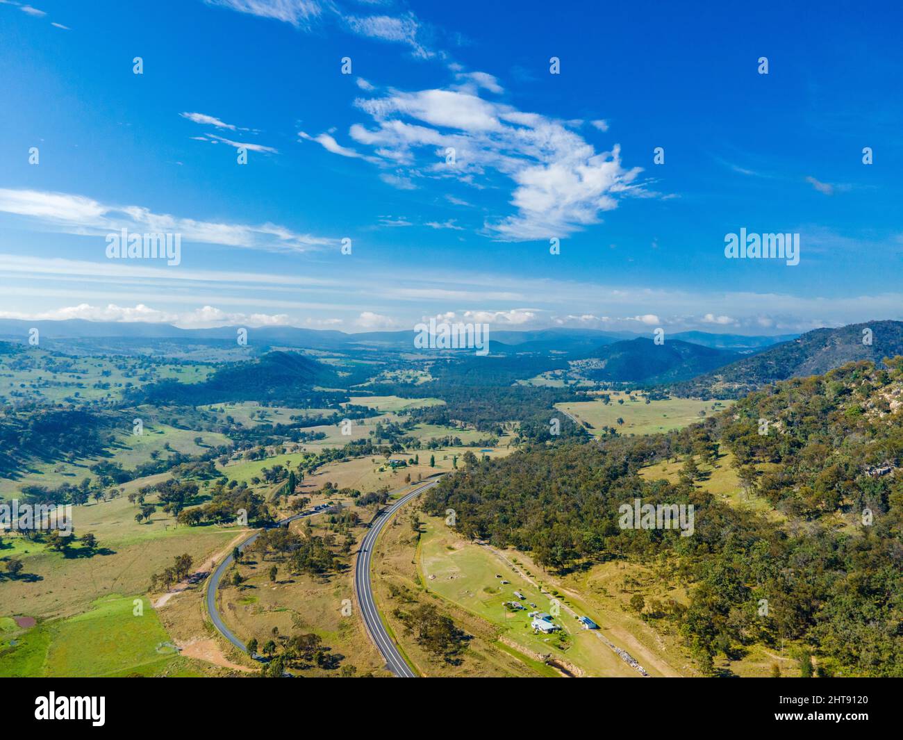 Vista su Bluff Rock con grandi e belle montagne verdi e cielo blu in Australia Foto Stock