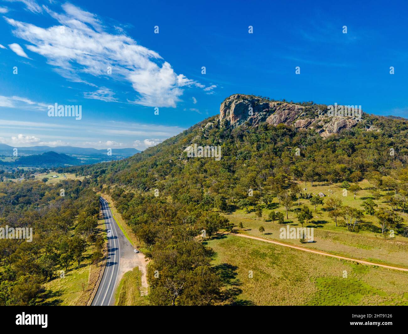 Vista a Bluff Rock con grandi montagne verdi e cielo blu e un'auto a remi nel mezzo in Australia Foto Stock