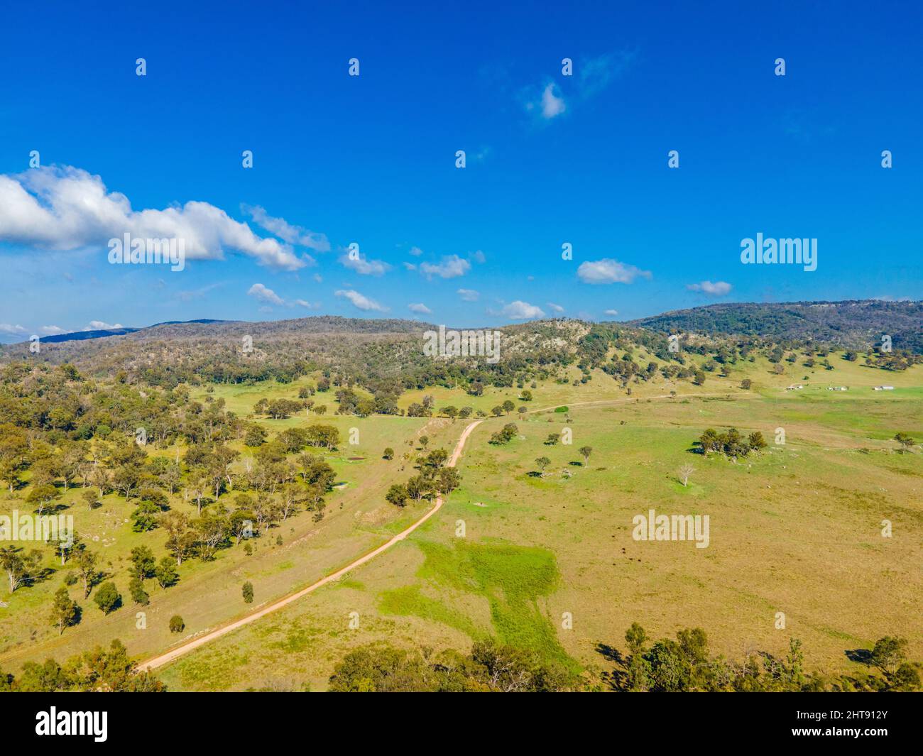 Vista su Bluff Rock con grandi e belle montagne verdi e cielo blu in Australia Foto Stock