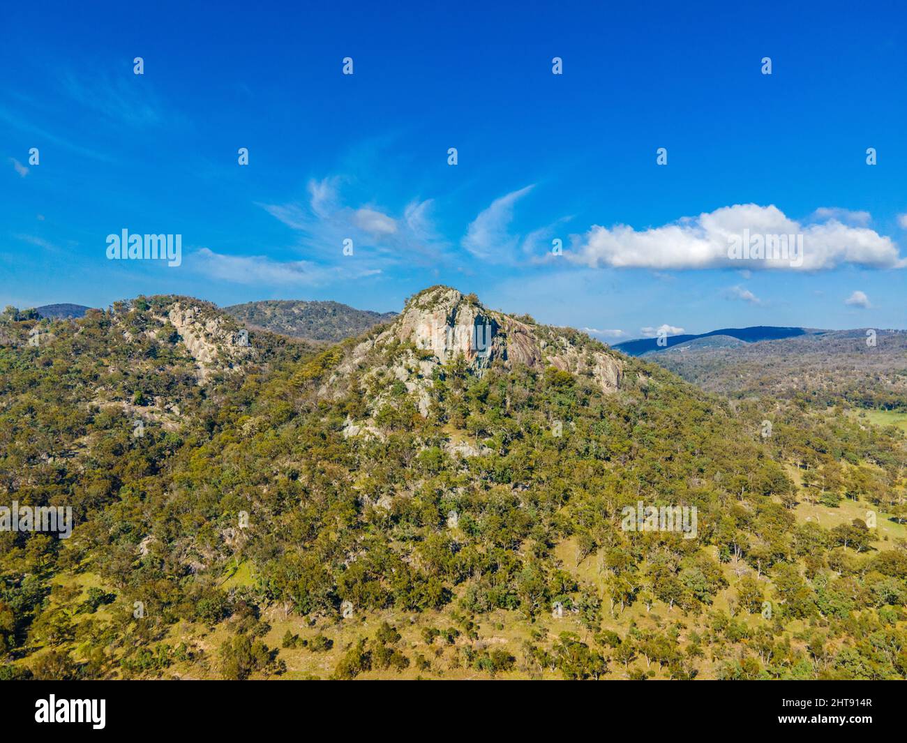 Vista su Bluff Rock con grandi e belle montagne verdi e cielo blu in Australia Foto Stock