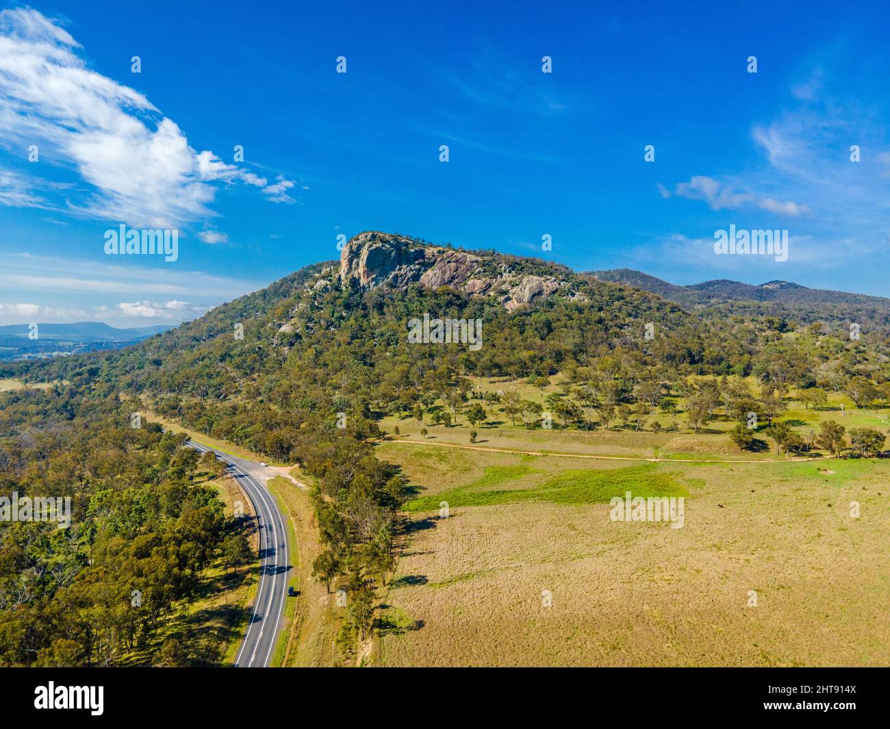 Vista a Bluff Rock con grandi montagne verdi e cielo blu e un'auto a remi nel mezzo in Australia Foto Stock