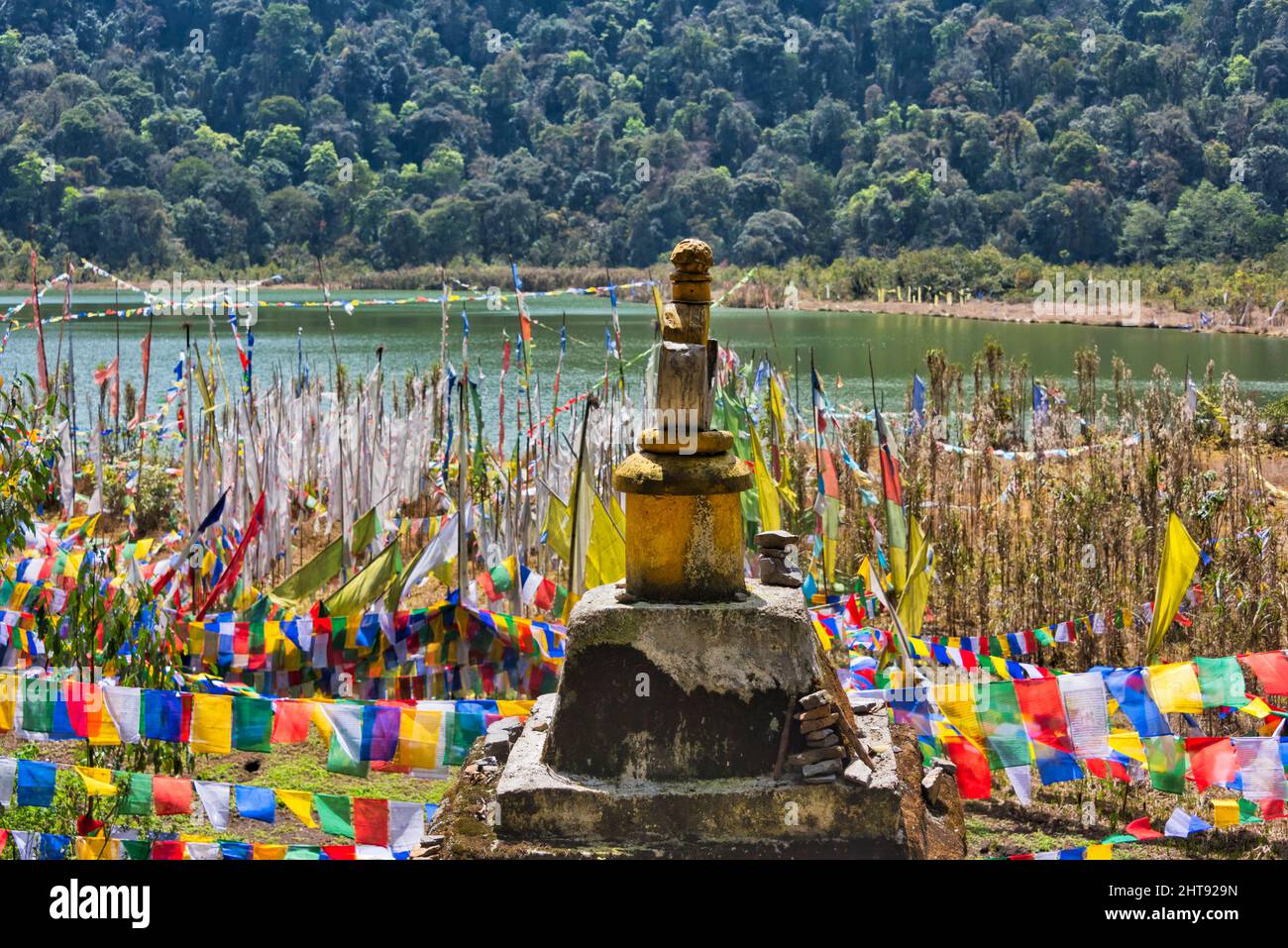 Bandiere di preghiera e stupa sulla riva del Lago Sacro Khecheopalri, Sikkim occidentale, India Foto Stock