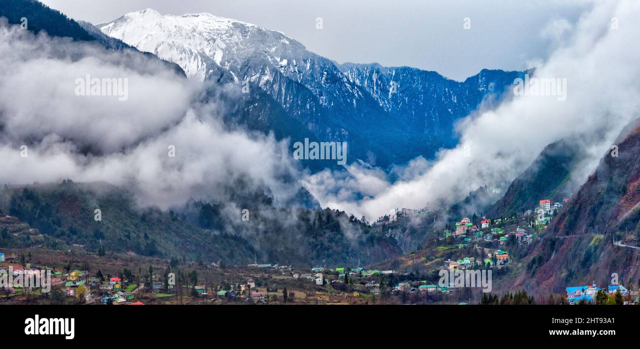 Villaggio di Lachung nella valle di montagna coperta di nebbia, Sikkim, India Foto Stock