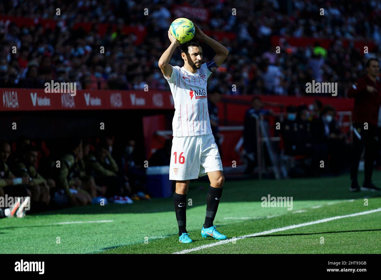 Siviglia, Spagna. 27th Feb 2022. Jesus Navas di Siviglia in azione durante la LaLiga Santander 2021/2022 partita tra Sevilla FC e Real Betis al Ramon Sanchez-Pizjuan Stadium.Final Score; Sevilla 2:1 Real Betis. (Foto di Francis Gonzalez/SOPA Images/Sipa USA) Credit: Sipa USA/Alamy Live News Foto Stock